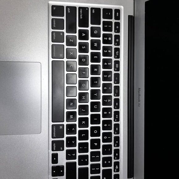 MacBook Air 2017 i5 13 inch - Picture 3 of 7